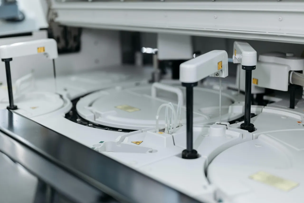 Automated laboratory diagnostic analyser.